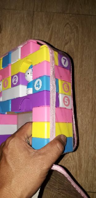 Một bộ giỏ ráp hình đa năng bằng nhựa kèm 2 chú mèo Kitty