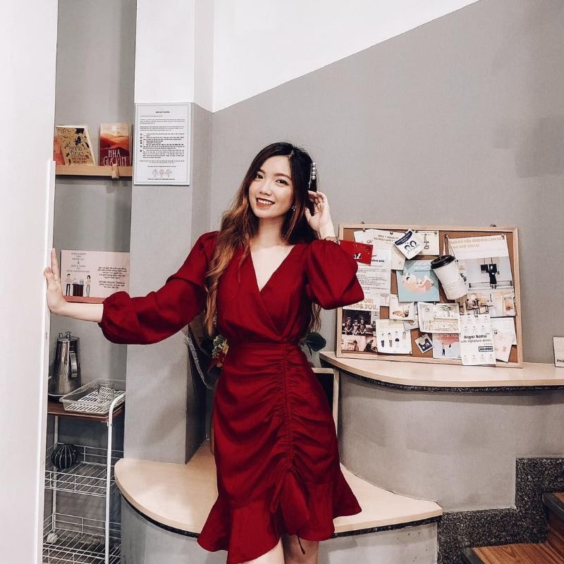 Váy đỏ cổ V đuôi cá dây rút