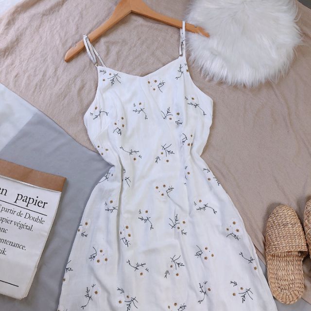 ĐẦM HAI DÂY DÁNG DÀI MAXXI TRẮNG KẾT HỢP HỌA TIẾT XINH XẮM