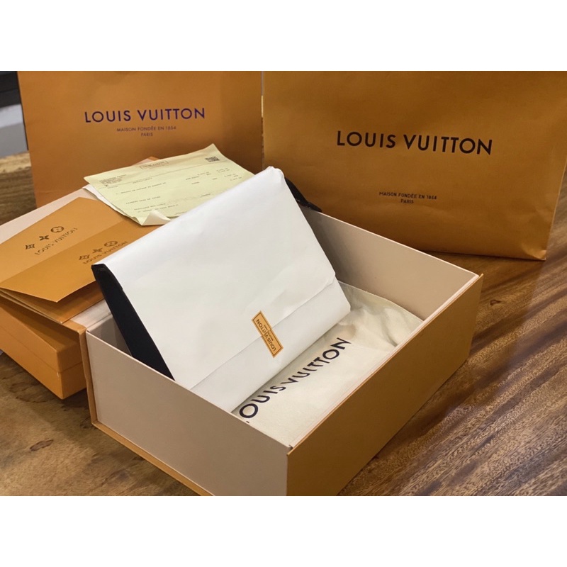 Ví Clutch LV Pochette Voyage Taiga Leather in Black fullbox vân da xước đẹp mê❤️