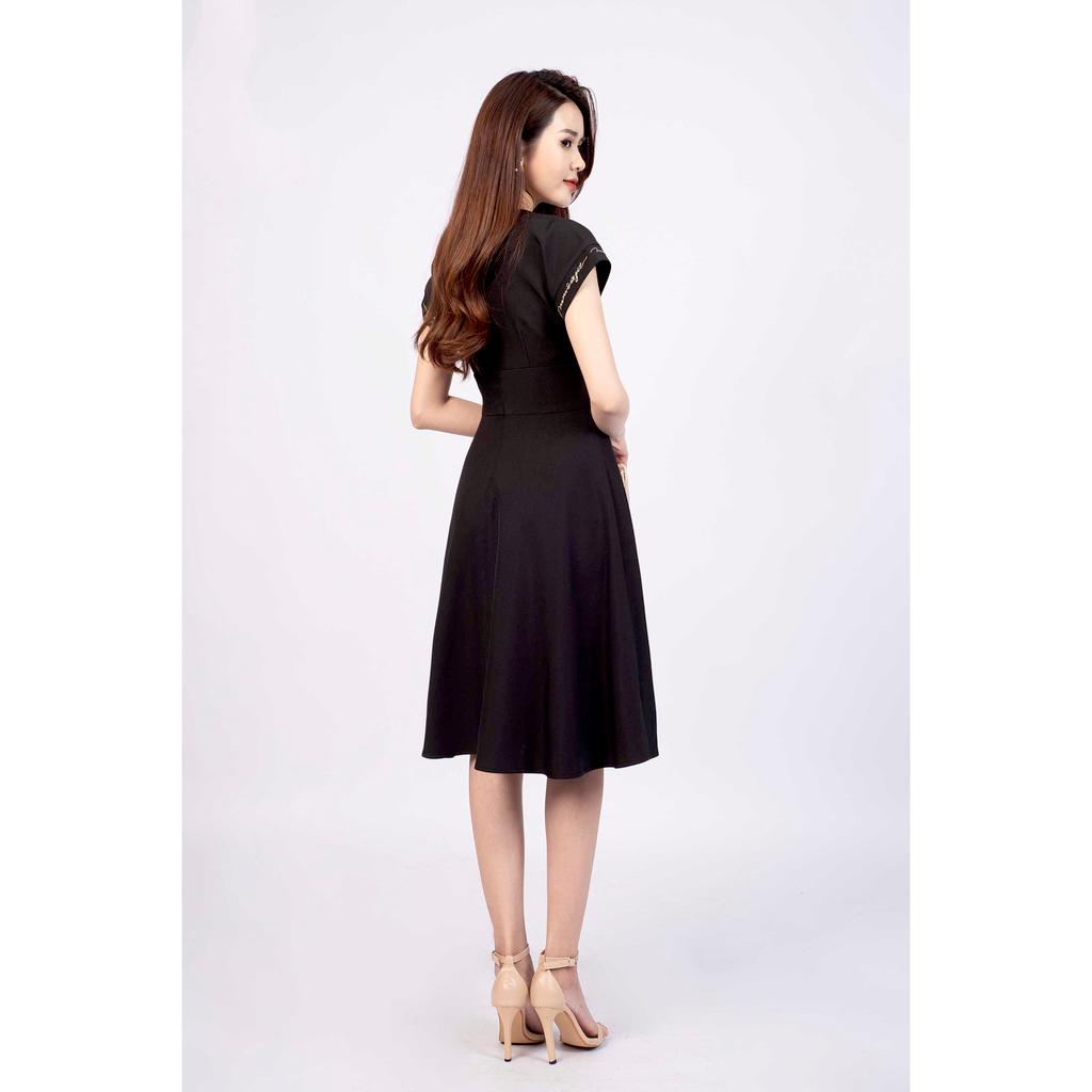 Đầm dáng xòe, cổ tròn, xếp ly ngực, thêu con ve MMOutfit M-DA061021312