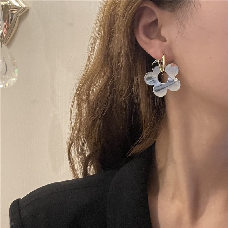 Bông Tai Kim Loại Hình Hoa Phong Cách Hàn Quốc Cổ Điển Thời Trang 19A1262