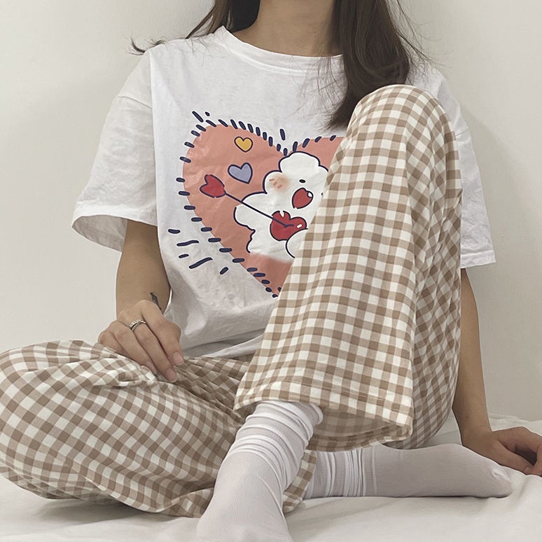 Set đồ mặc nhà gồm áo thun dáng rộng ngắn tay và quần dài dáng rộng họa tiết caro có bán lẻ cho nữ