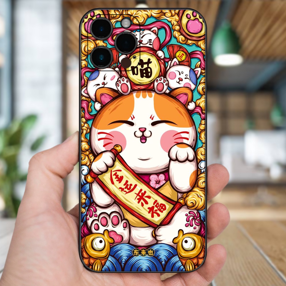 Ốp lưng iPhone 12 Pro Max dẻo đen cạnh vuông in hình Mèo Thần Tài dễ thương