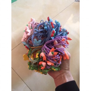 Chun buộc tóc cho mẹ và bé hình thù dễ thương