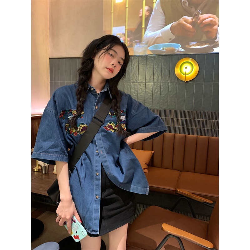 Áo Sơ Mi Denim Tay Ngắn Dáng Rộng Thêu Hình Gấu Phong Cách Hong Kong Cho Nữ