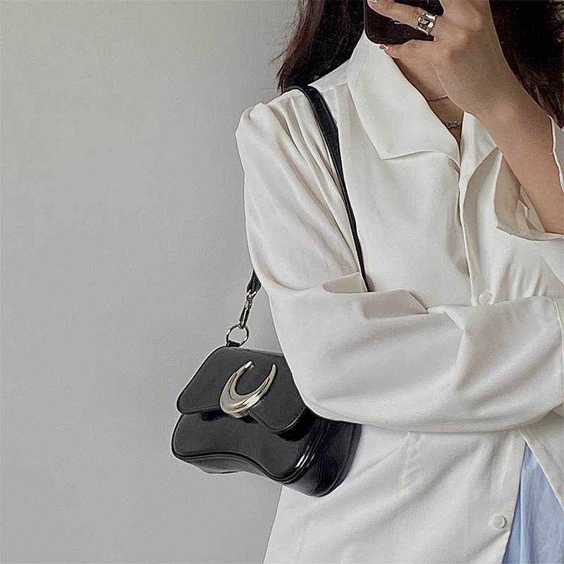 Túi Đeo Vai Màu Đen Khóa Mặt Trăng Thời Trang Cho Nữ