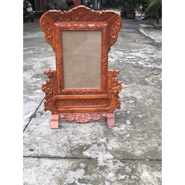 Khung ảnh thờ hoa mai gỗ gõ đỏ kích thước ảnh 20*30 cm.
