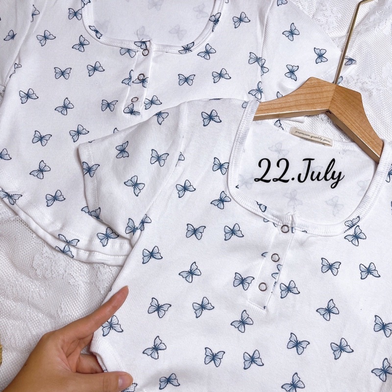 Áo croptop kiểu tôn dáng, in hình bướm nhỏ xinh xắn. Màu trắng tiểu thư