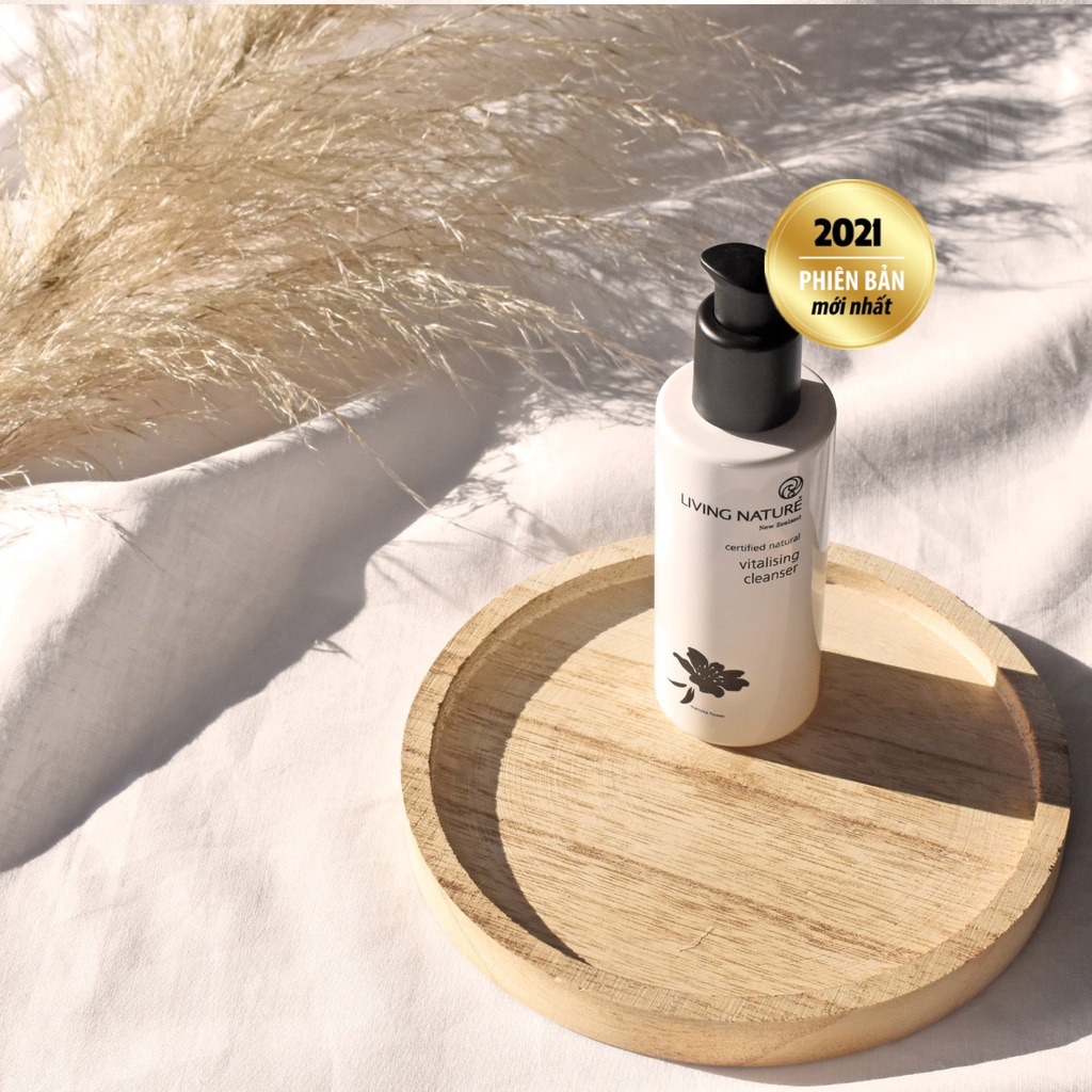[Official Store] Sữa rửa mặt nhẹ dịu cho da thiên khô Living Nature Vitalising Cleanser 120ml | BigBuy360 - bigbuy360.vn