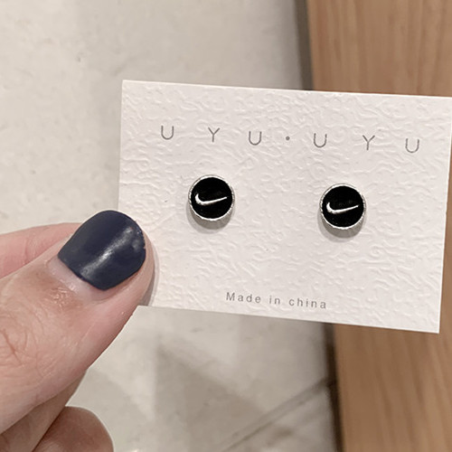 Bông tai hoạ tiết logo Nike thời trang cho cặp đôi