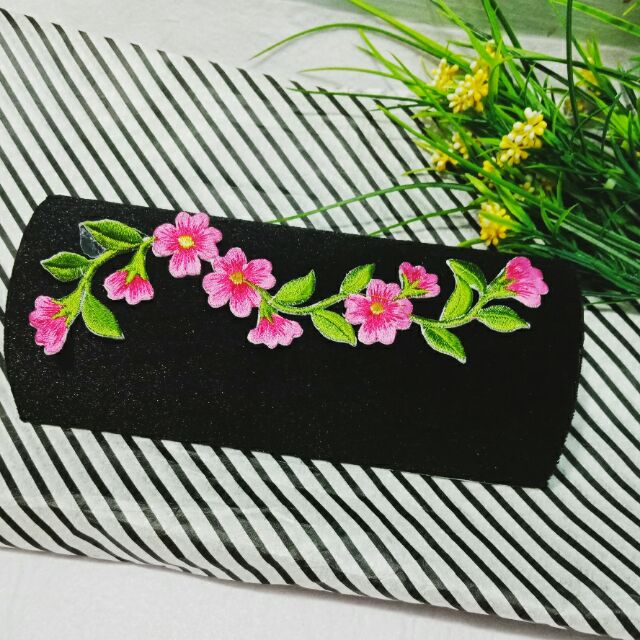 Gối nhung trưng bày vòng tay