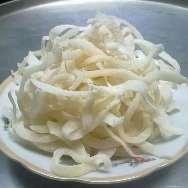 Combo lạp xưởng và mứt dừa bào.