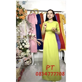 Áo dài lụa trơn cổ tết đơn giản trẻ trung