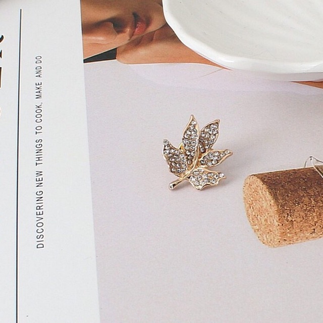 Cài áo nam nữ hình lá phong đính hạt A1089