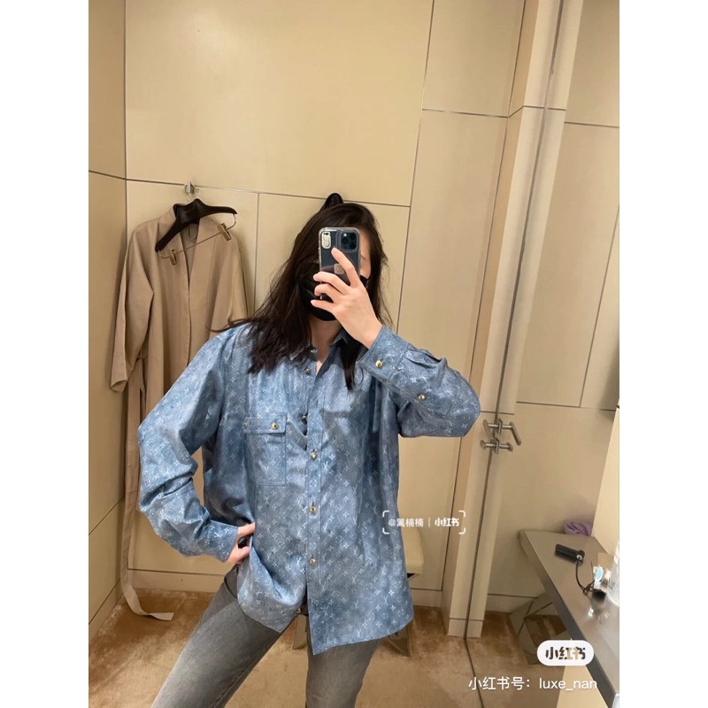 Áo sơ mi dài tay vải denim bò in hoạ tiết nam nữ đều mặc được louis vuitton LV