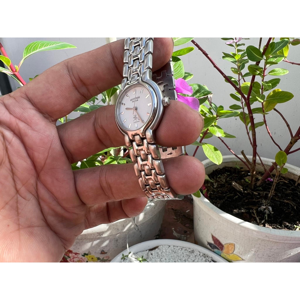 Đồng hồ nữ POLO hàng chính hãng japan mới 95% . toàn thân sáng bóng lên tay rất đẹp