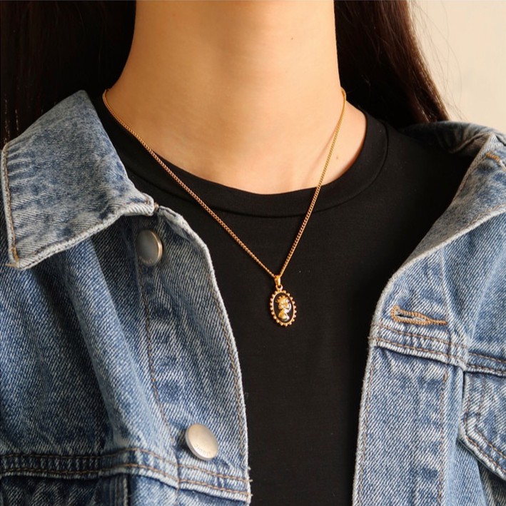 Vòng cổ thép titan mạ vàng 18k phối mặt đồng xu hình nữ hoàng Elizabeth phong cách châu Âu baroque cao cấp