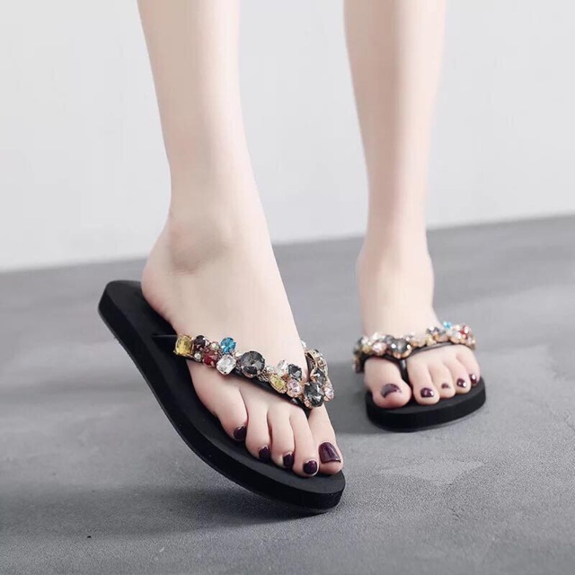 Dép xỏ ngón tông đá