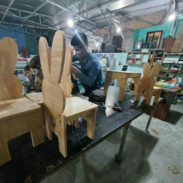 Bộ bàn ghế gỗ tai thỏ cho bé dùng làm bàn học, bàn ăn
