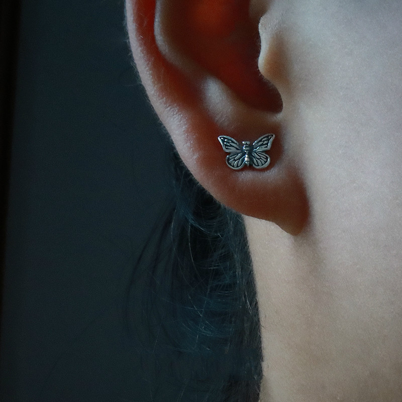 Bông tai hình bướm nhỏ phong cách tối màu cho nam và nữ 22643