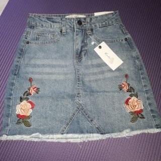 Chân váy jeans chữ A thêu hoa Kancan