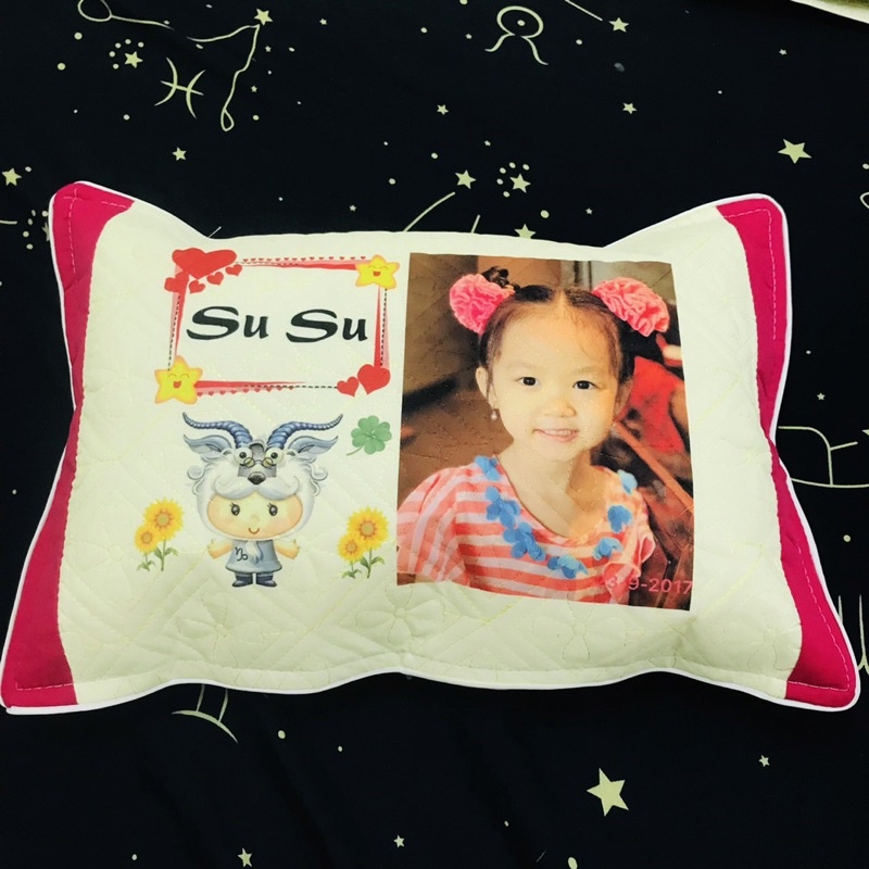 Gối in hình bé theo yêu cầu, màu hồng sữa kt 35.50cm, ruột êm mềm