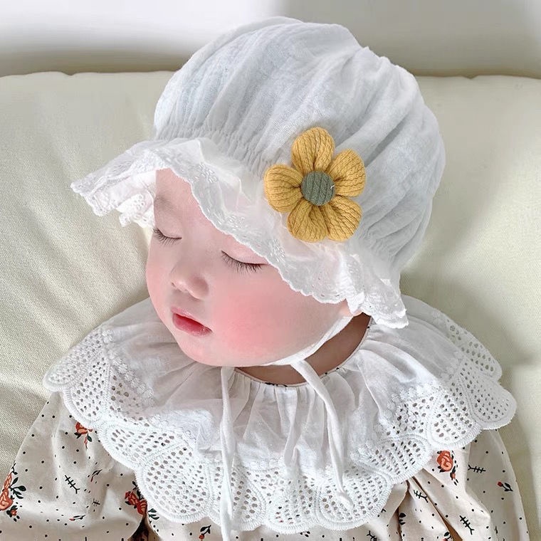 Mũ trắng hoa cúc  vải xô muslin cho bé
