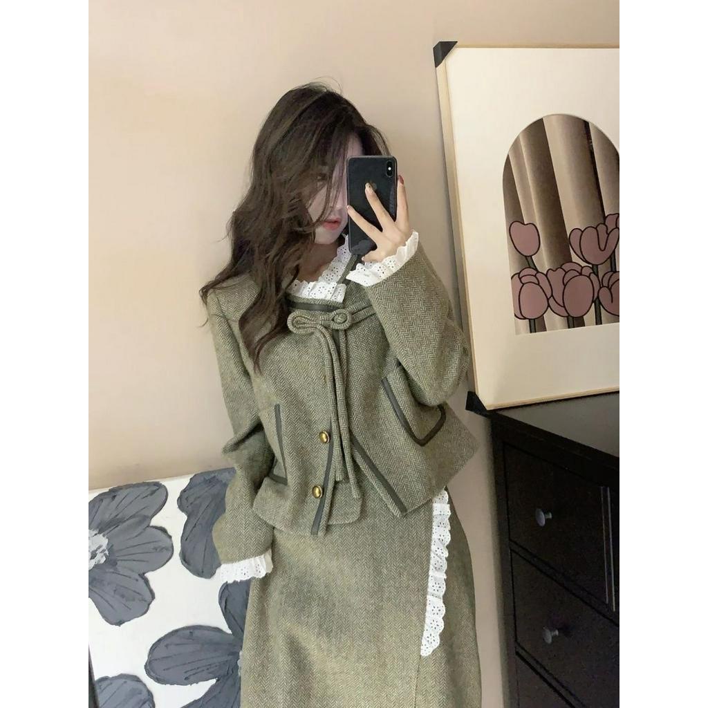 Set Dạ Màu Xanh Áo Khoác Dáng Lửng Cổ Bèo Cúc Nơ Và Chân Váy Dáng Dài Phối Ren Xinh Xắn