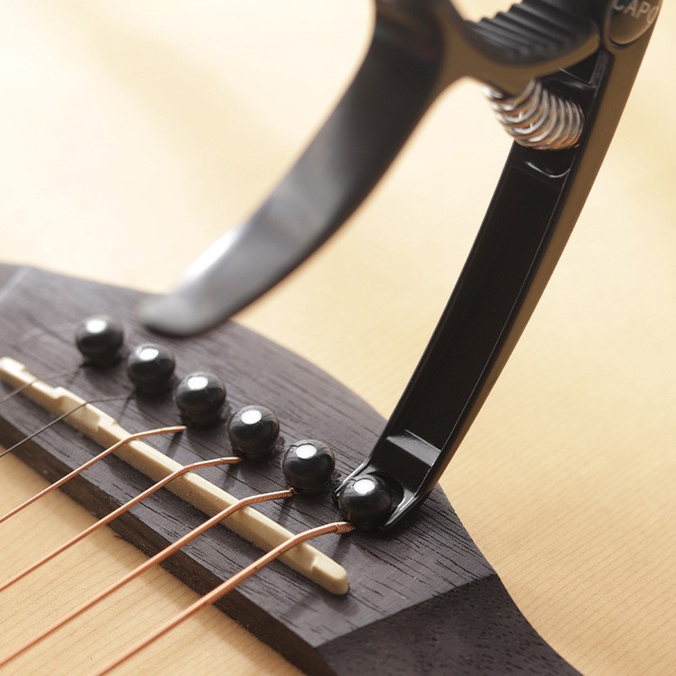 Capo guitar màu gỗ Leson