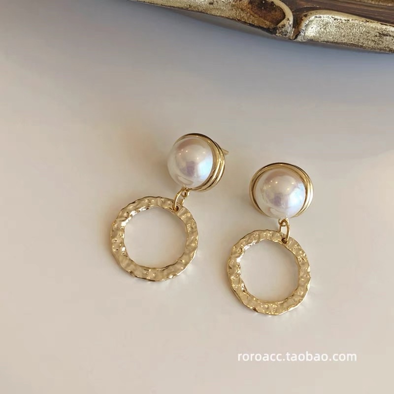 bông tai hạt châu nhân tạo và vòng tròn nhỏ xinh xắn