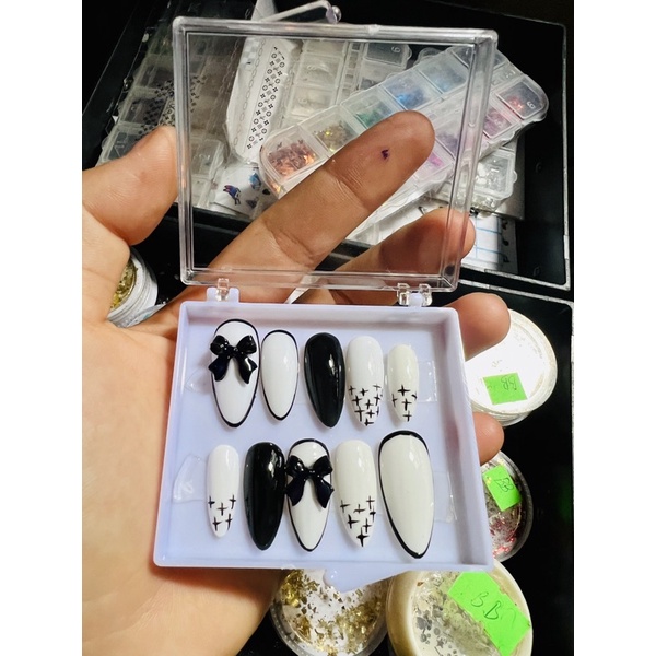 Nail box thiết đen, trắng, gắn nơ tặng kèm keo và dũa