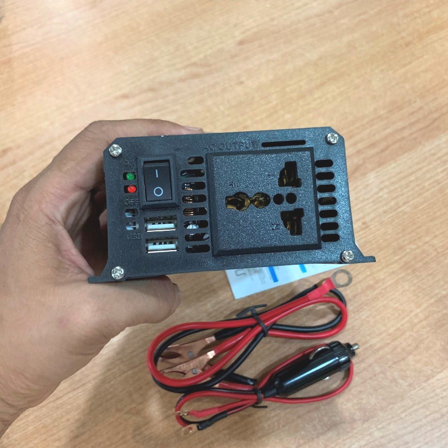 Bộ chuyển đổi kich dòng điện 12V thành 220V chịu tải 300W. Dùng cho gia đình, xe ô tô, nhà xưởng, văn phòng