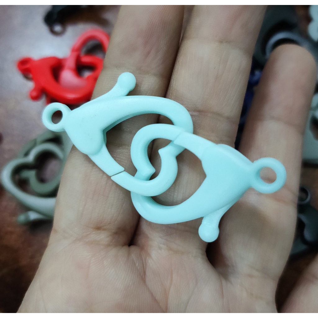 móc càng cua nhựa hình tim để làm dây khẩu trang, móc khoá handmade