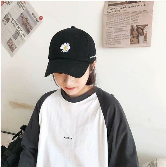 Mũ lưỡi trai nữ màu đen thêu hoa cúc