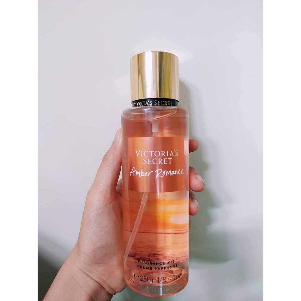 XỊT THƠM TOÀN THÂN VICTORIA’S SECRECT FRAGRANCE MIST AMBER ROMAMCE 250ml