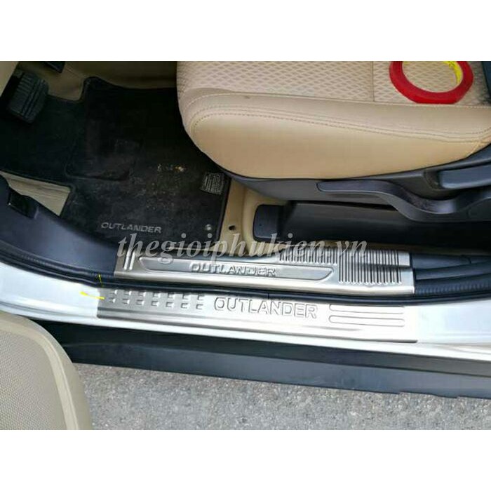 Bộ Ốp bậc, Nẹp bước chân Mitsubishi Outlander –  INOX(hàng cao cấp)