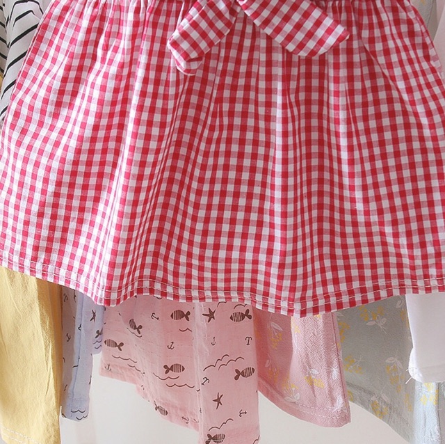 Váy xoè kẻ karo pha áo thun trắng dành cho bé gái mùa hè