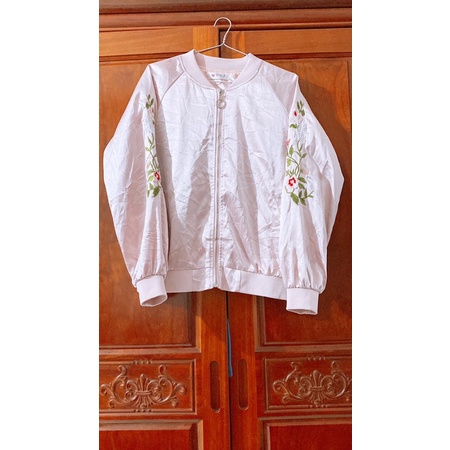 Thanh lý áo khoác bomber màu hồng thêu hoa used