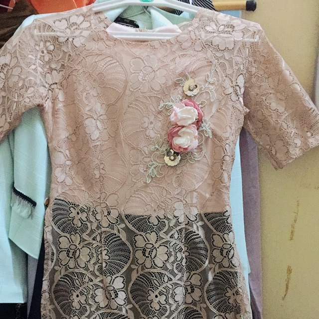 Áo dài cách tân ren màu nude kèm chân váy voan lụa
