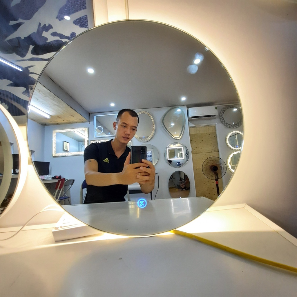 Gương tròn có đế cảm ứng trên mặt gương đèn led đổi 3 màu mẫu led hậu gắn tường kích thước D50cm Mirror