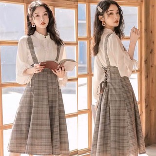 Set đầm yếm caro nâu xám đan eo sau kèm áo sơ mi trắng viền ren