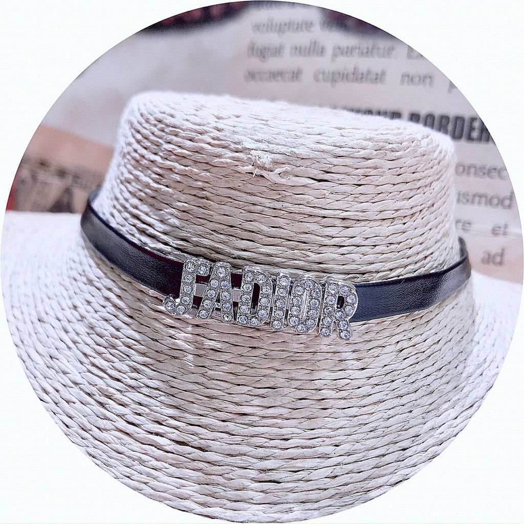 Dây Đeo Cổ Nữ Choker Đính Chữ Cá Tính, Đem Đến Diện Mạo Mới Lạ Cho Nàng