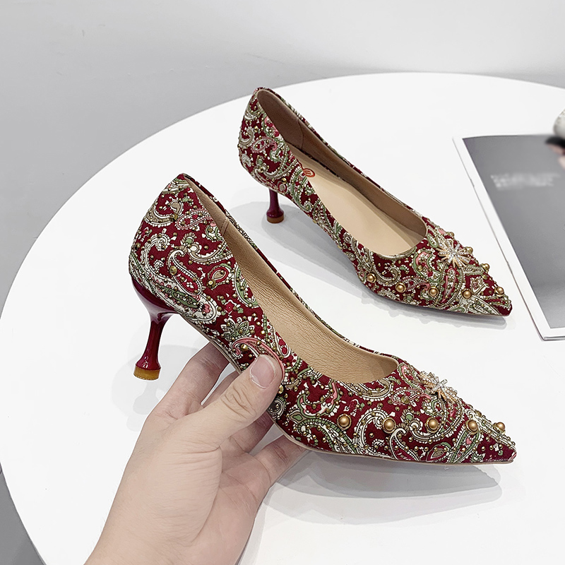 Giày cao gót mũi nhọn nữ thêu đỏ thanh lịch phong cách Trung Quốc