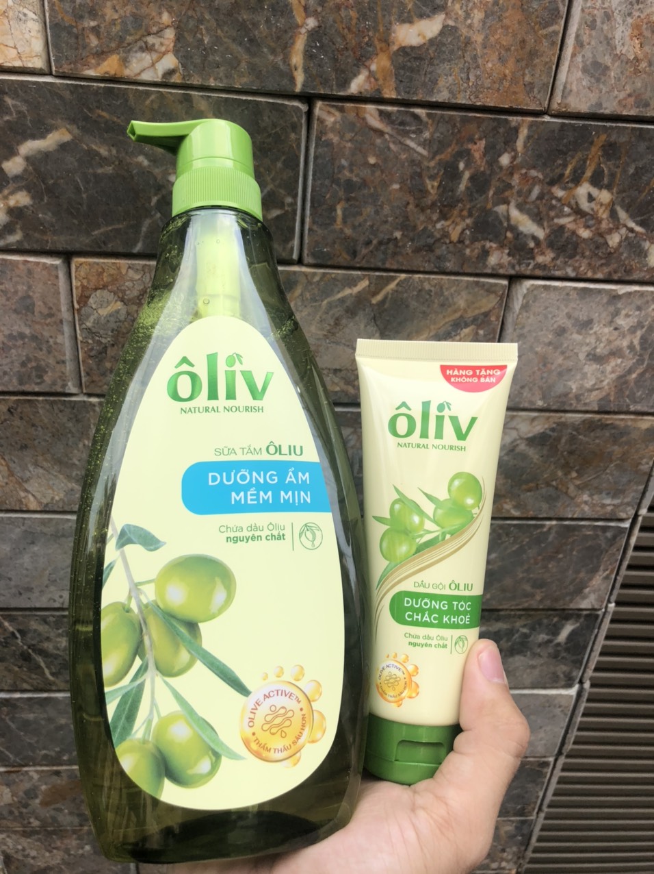 Sữa tắm ôliu Ôliv dưỡng ẩm sáng da 650ml ( tặng kèm 1 dầu gội olive )