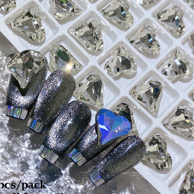 2 viên đá pha lê dạng khối, hình trái tim