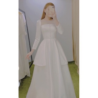 váy cưới trắng tay dài cổ phối lưới kín đáo, đính cúc bọc sang trọng