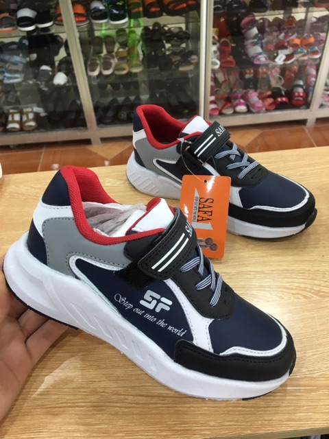 Giày thể thao bé trai