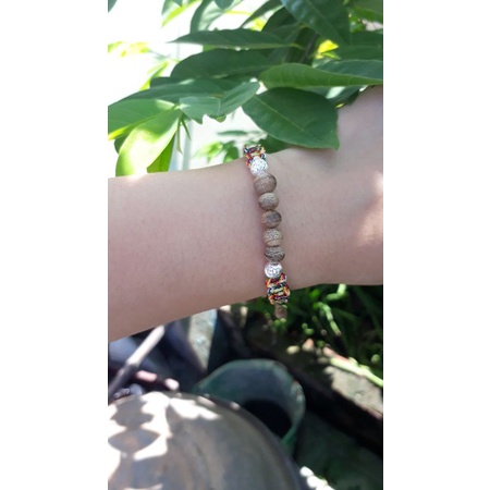 Vòng tay chỉ ngũ sắc mix hạt trầm hương và bi bạc ta