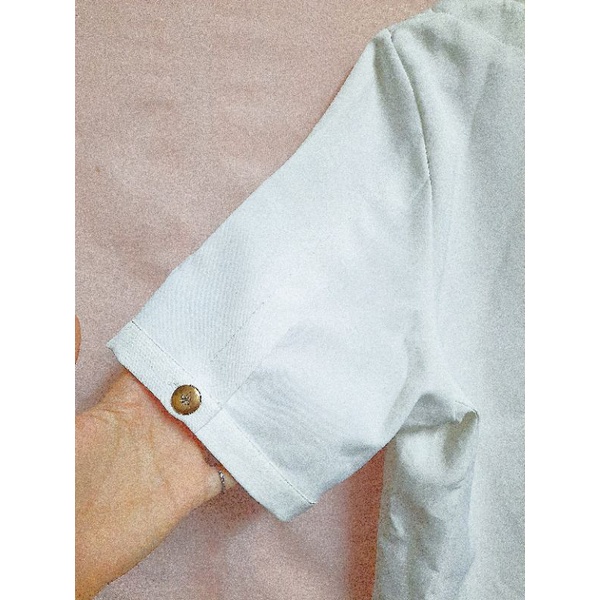 Áo lụa trắng cổ sơmi phối nút độc lạ size L